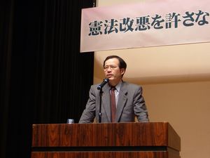 講演する小沢隆一さん