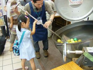 「わぁー、大きなお釜」「これで給食をつくるんだよ」