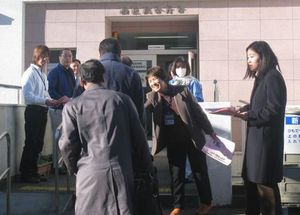 西区役所前での朝ビラ