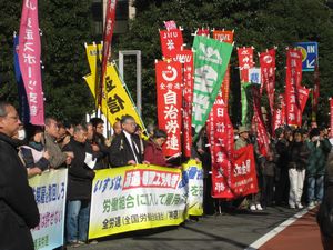 いすゞ本社前でアピール