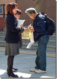 署名宣伝行動のようす