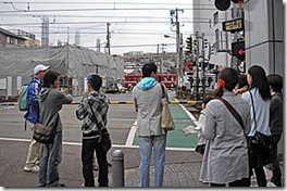 開かずの踏切になる京急神奈川新町駅